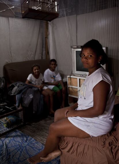 Fátima Catarina, de 33 anos, mora em uma casa de três cômodos no Gramacho. Nos sofás da pequena sala, dormem quatro crianças. Para lavar a louça, ela usa baldes de água de chuva