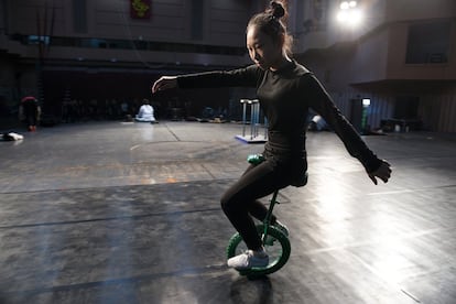 Sun Qiyue entrena con el monociclo en el escenario de la Escuela. "Algunos estábamos atraídos por la danza o por la gimnasia. Pero aquí nos hemos convertido en una familia y hemos aprendido a disfrutar de la profesión, incluso de los aspectos más dolorosos", dice esta adolescente que, a sus 14 años, se ha convertido ya en una de las estrellas del centro educativo.