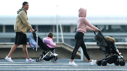 Cristiano Ronaldo, con Georgina Rodríguez y dos de sus hijos, en Funchal (Madeira, Portugal), el pasado marzo.