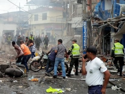 Un grupo de personas, ante el lugar en el que explot&oacute; una bomba en Tumaco (Colombia).
