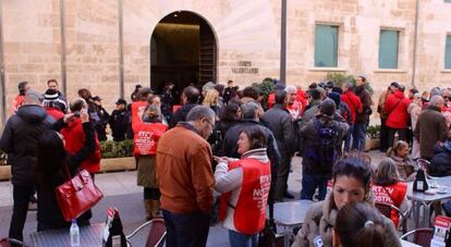 Trabajadores de RTVV se han concentrado esta mañana ante las Cortes valencianas.