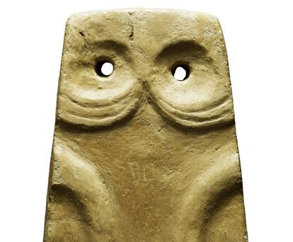 Figurita con forma de placa escultórica, en piedra (3600-2500 a.C), hallada en Anta do Espadanal (Évora, Portugal).
 