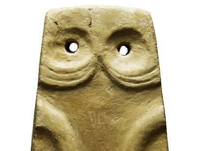 Figurita con forma de placa escultórica, en piedra (3600-2500 a.C), hallada en Anta do Espadanal (Évora, Portugal).
 