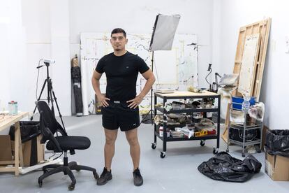 Julio Anaya en su estudio de Alameda de Capuchinos, Málaga.