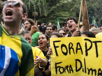 Grupo protesta contra Dilma en São Paulo.