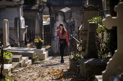 Recorremos los cementerios alrededor del mundo para rendir un homenaje a los difuntos en el día de Todos los Santos. En la imagen, una mujer camina entre las tumbas del cementerio Pere Lachaise, en París (Francia).