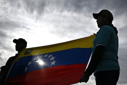 Venezolanos opositores participan de una manifestacin en apoyo a la lder antichavista Mara Corina Machado y al lder opositor Edmundo Gonzlez Urrutia, en la estacin central de autobuses de Brasilia. 