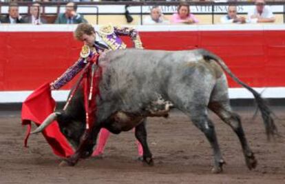 Román, uno de los triunfadores de la feria, ante un miura.