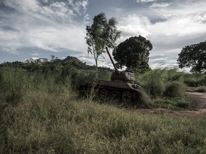 En un campo cerca de Cuamba, los restos de un tanque recuerdan la guerra civil. Cuando, en 1975, Mozambique se independizó de Portugal, sobrevino una dolorosa guerra civil que se prolongó 15 años.