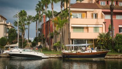 Varios barcos fondeados frente a muelles privados en Sotogrande, San Roque, Cádiz, a finales de agosto.