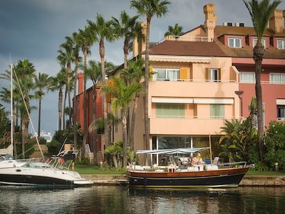 Varios barcos fondeados frente a muelles privados en Sotogrande, San Roque, Cádiz, a finales de agosto.