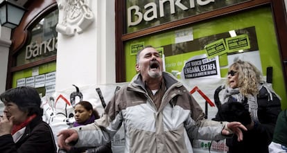 Protestas de activistas contra la salida a Bolsa de la entidad, en febrero de 2011.