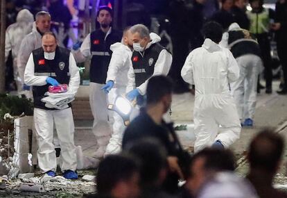 En una comparecencia extraordinaria, el presidente turco, Recep Tayyip Erdogan, ha explicado que cuatro personas murieron en el lugar de los hechos y otras dos, tras ser trasladadas al hospital. En la imagen, varios policías investigan en el lugar de la explosión. 