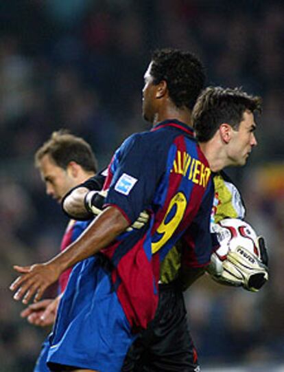 Cavallero, con el balón, abraza a Kluivert.