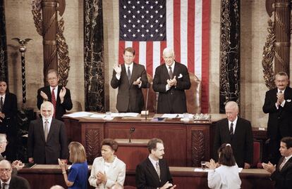 El 26 de julio de 1994, el Congreso de los EE UU, en una sesión conjunta de ambas cámaras, celebró una jornada histórica al reunir al rey Husein de Jordania (izqda.) y al primer ministro israelí, Isaac Rabin (dcha.). Ambos intervinieron en la Cámara, que por primera vez reunía a un líder árabe y a otro israelí, para pedir financiación y apuntalar así la paz en Oriente Próximo. En la imagen, el vicepresidente Al Gore y el presidente de la Cámara de Representantes, Thomas Foley, aplauden a ambos líderes desde la tribuna.