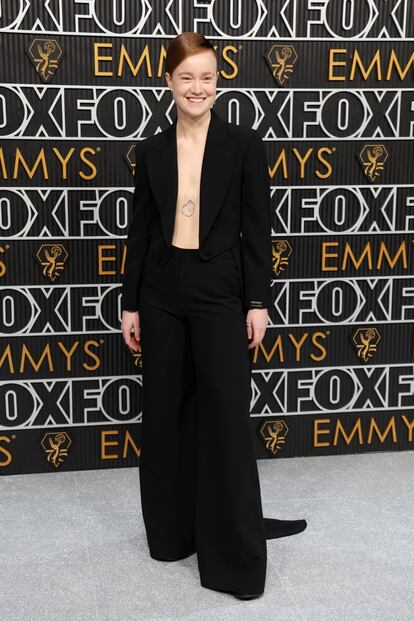 La actriz australiana Liv Hewson, que interpreta a Vanessa en 'Yellowjackets', solo necesitó una chaqueta negra sin nada debajo y un pantalón del mismo tono para lucir uno de los 'looks' más interesantes de la noche. El 'look' es de Moschino.