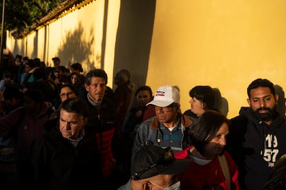 People waiting in line to see Simón Bolívar's sword at the Quinta de Bolívar Museum; January 17, 2023.