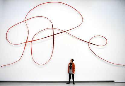 Una mujer observa la obra 'Handrail' de la artista polaca Monika Sosnowska en la exposición 'Space Shifters' de la Galería Hayward , en Londres (Reino Unido).