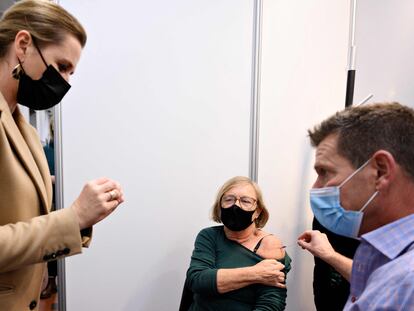 La primera ministra de Dinamarca, Mette Frederiksen, visita un centro de vacunación anticovid en Copenhague, el pasado viernes.