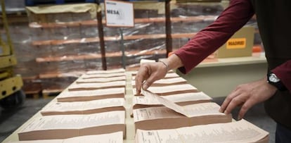 Un operario trabaja en los preparativos en el almacén central del material electoral de la Comunidad de Madrid.