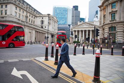 Un hombre camina por el corazón de la City de Londres, este jueves.