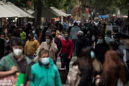 Varias personas con cubrebocas caminan por el centro de Santiago de Chile, el pasado 20 de noviembre.