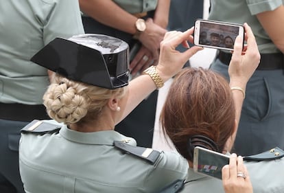 Dos guardias civiles se hacen un selfie durante el evento conmemorativo.