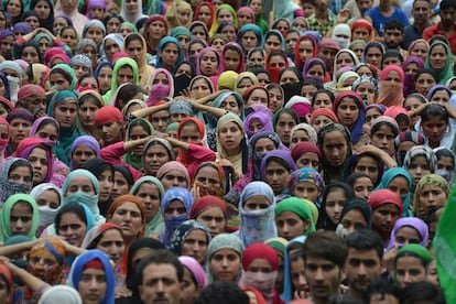 Mujeres de Srinagar, la capital de verano de la Cachemira india, ayer durante el funeral de las últimas víctimas.