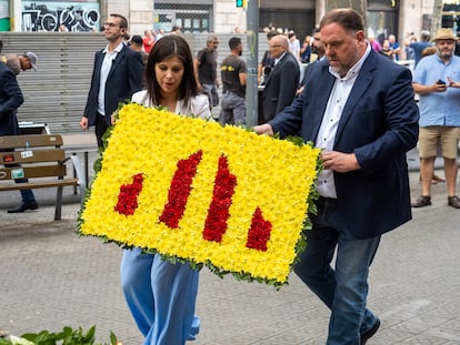 La portavoz de ERC, Marta Vilalta (izq.) y el presidente del partido, Oriol Junqueras, en el momento en que depositan la ofrenda floral ante la estatua de Casanova, en Barcelona.