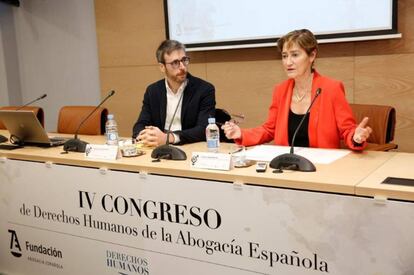 Francisco Camas, analista de Metroscopia y doctor en Ciencias Sociales por la Universidad de Granada, y Victoria Ortega, presidenta del Consejo General de la Abogacía Española, durante la presentación de la macroencuesta sobre igualdad de género