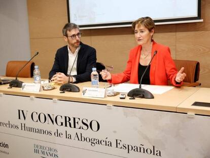 Francisco Camas, analista de Metroscopia y doctor en Ciencias Sociales por la Universidad de Granada, y Victoria Ortega, presidenta del Consejo General de la Abogacía Española, durante la presentación de la macroencuesta sobre igualdad de género