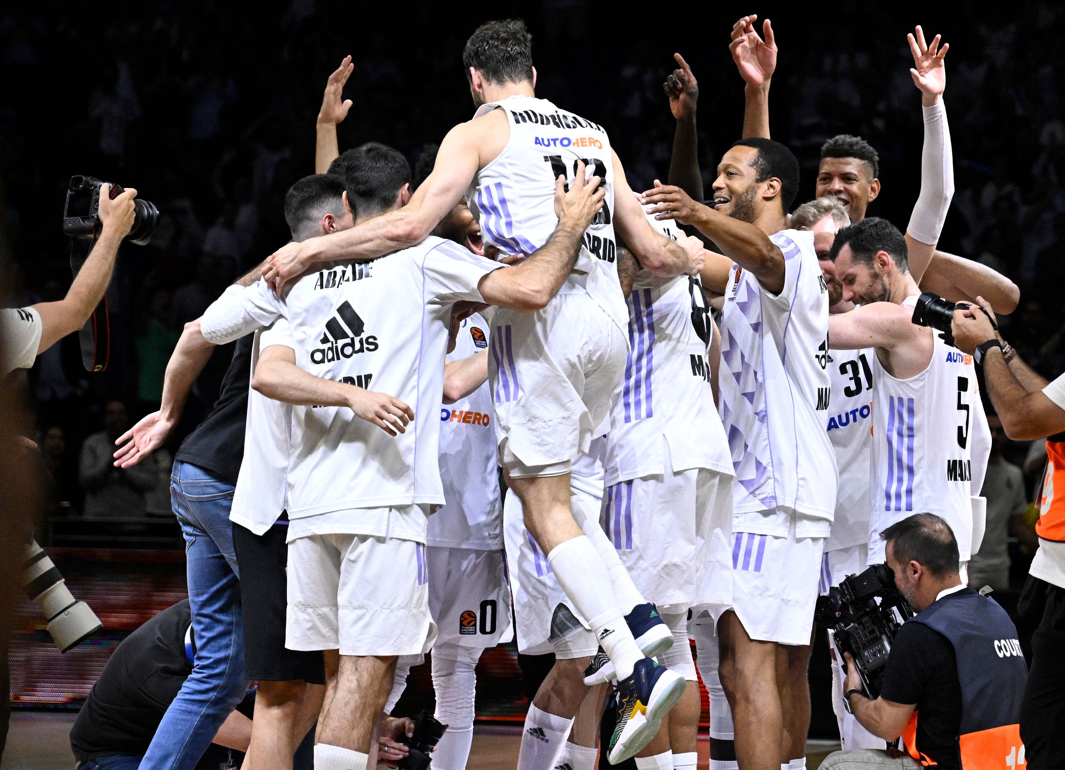 Los jugadores del Real Madrid celebran la victoria. 