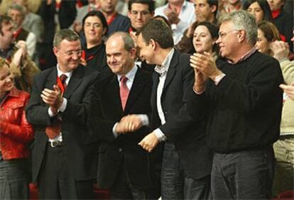 Chaves y Rodríguez Zapatero se cogen de la mano, ayer, en presencia de Felipe González y Caldera.