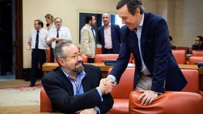 El portavoz del grupo popular, Rafael Hernando, saluda al portavoz de Ciudadanos, Juan Carlos Girauta, en la Comisión Constitucional del Congreso.