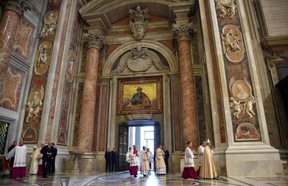 El papa Francisco (d) avanza tras abrir la Puerta Santa con motivo de la inauguración del Jubileo Extraordinario de la Misericordia, en el Vaticano.