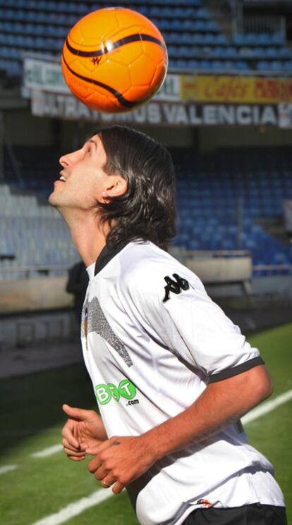 Alejandro Domínguez, hoy, durante su presentación en Mestalla.