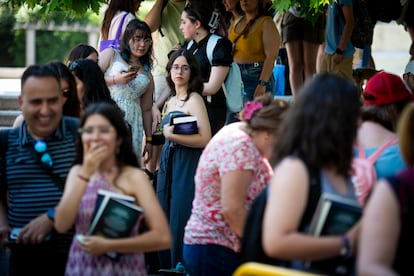 Colas en la feria en la Feria del Libro 2025 para las recogida de firmas de los autores.