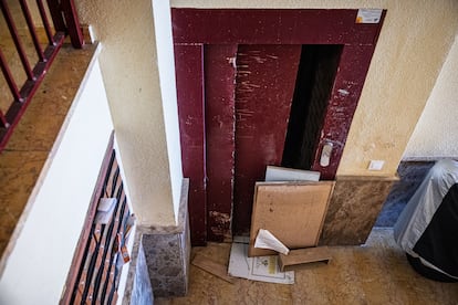 En la imagen  una imagen de un ascensor averiado a causa de la dana en la pedanía de la Torre, en Valencia hace unos meses. 