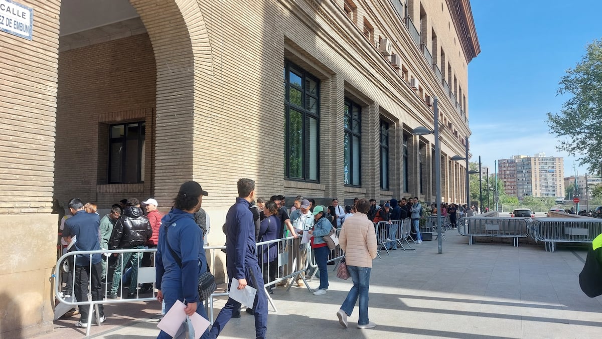 Comienza el plazo para la regularización de forma presencial: más de 400 oficinas atienden a los inmigrantes que presentan sus solicitudes