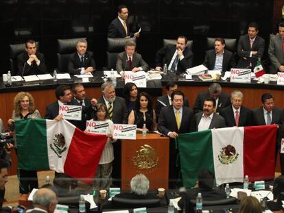 Senadores da esquerda mexicana na contramão da reforma energética.