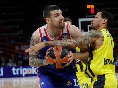 Adrien Moerman intenta anotar ante Erick Green.