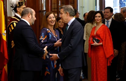 El lder del PP, Alberto N?ez Feijo (en el centro), conversa con los presidentes del Congreso y Senado, Francina Armengol, y Pedro Rolln. Al fondo, Isabel Daz Ayuso, presidenta de la Comunidad de Madrid. 