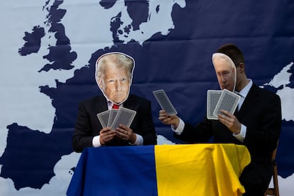 Dos manifestantes simulan una partida a las cartas entre Donald Trump y Vladímir Putin sobre la bandera de Ucrania en la protesta "Europa, ¡es tu turno!" en Praga