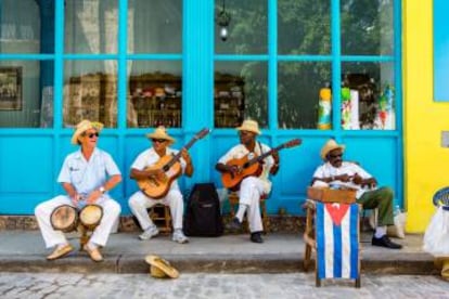 Un cuarteto de músicos cubanos toca para turistas en las calles de La Habana Vieja.