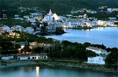 Postal de Cadaqués al caer la tarde.