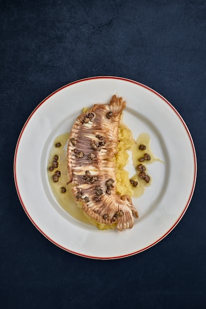 La raya a la brasa con mantequilla negra, alcaparras y lima es uno de los platos estrella de Casa Natalia.