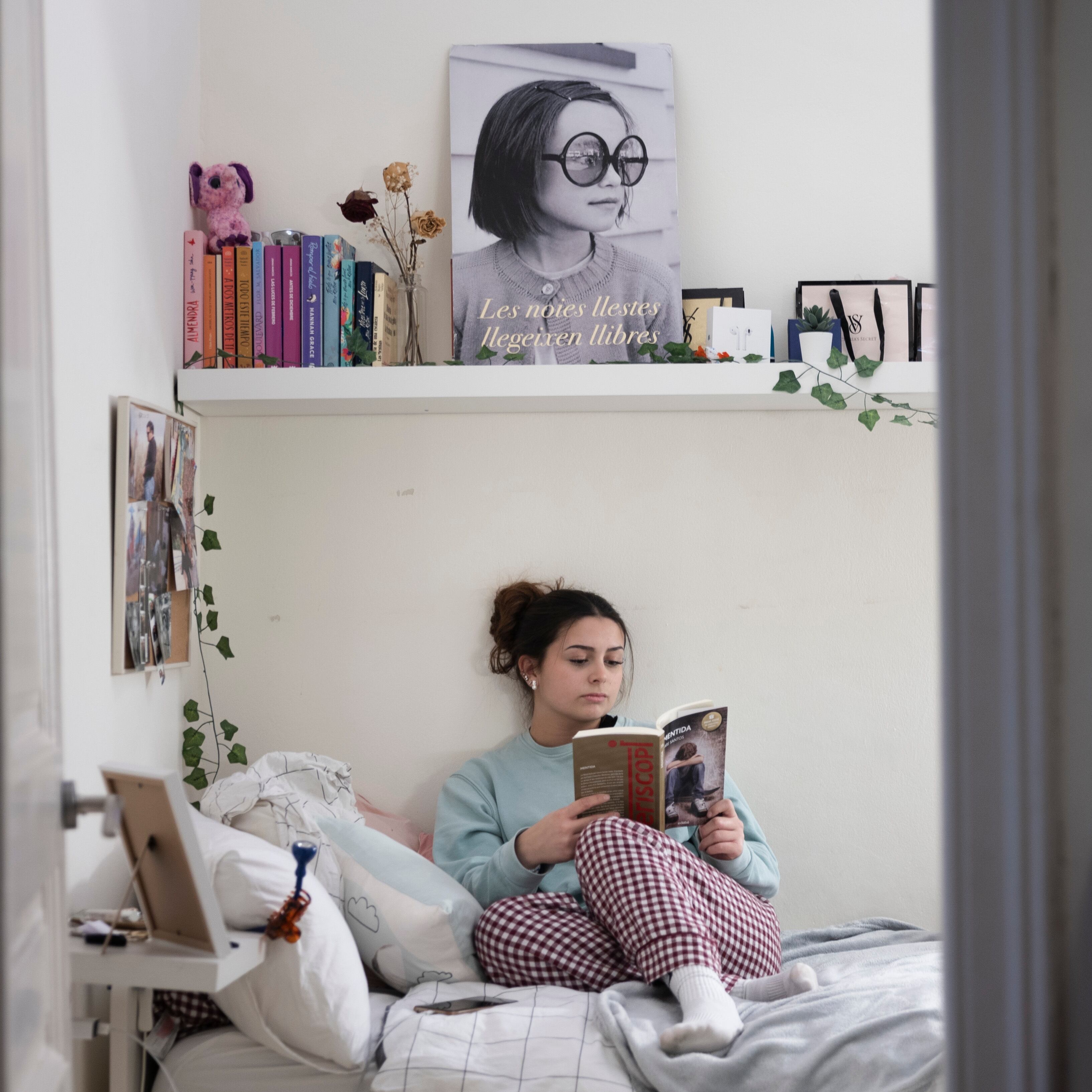 Una adolescente lee en su habitación en diciembre de 2024.