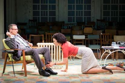 John Simm e Indira Varma, en &#039;The Hothouse&#039;. 