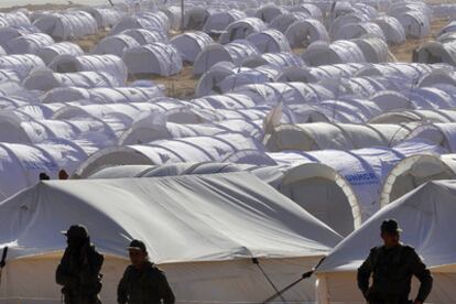 Campamento de refugiados organizado por ACNUR en las inmediaciones del paso fronterizo de Ras el Ajdir, entre Libia y Túnez.