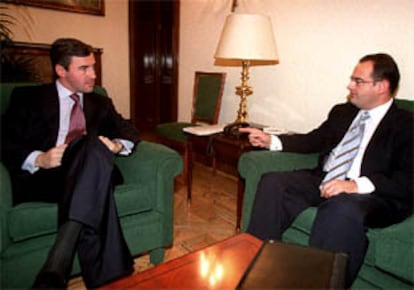 El ministro del Interior, Ángel Acebes (izquierda), ayer con el consejero vasco, Javier Balza.